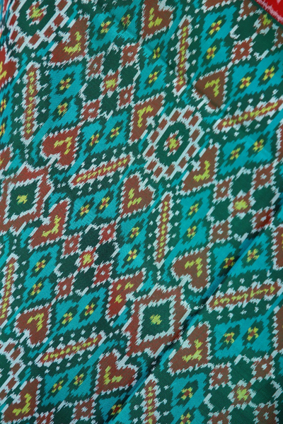 SEmi double ikat dupatta in Green and Red colour with traditional Manekchowk design